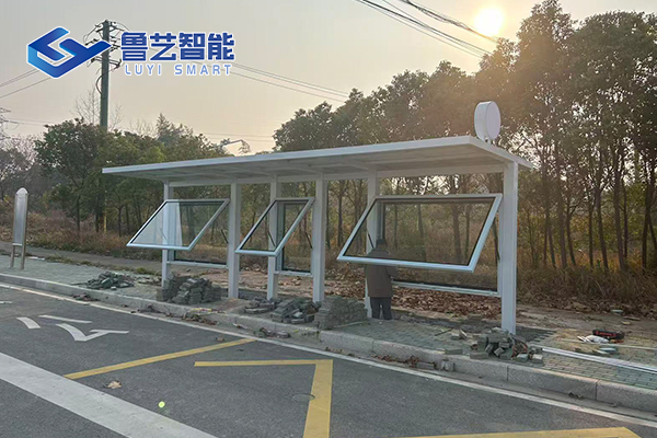 北国道路便民候车设施落地黑
